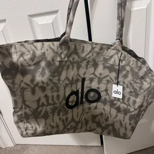 ALO Yoga Gray Women's Tote Bag thumbnail 2