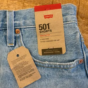 Levi's 501 Original Denim Shorts Womens 29 High Rise Raw Hem 2" Light Wash‎ NWT thumbnail 3