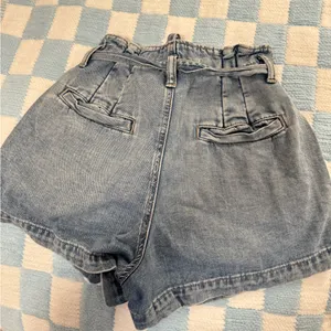American Eagle Paper bag shorts thumbnail 2
