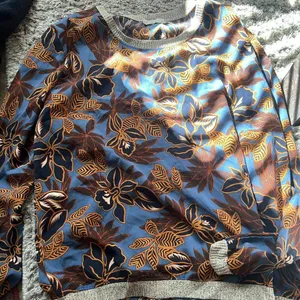 Le Lis‎ medium floral top thumbnail 1