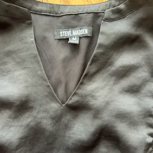 Steve Madden Verona Pleated Cap Sleeve Mini Dress Black Satin‎ Ruffle Hem Medium thumbnail 8