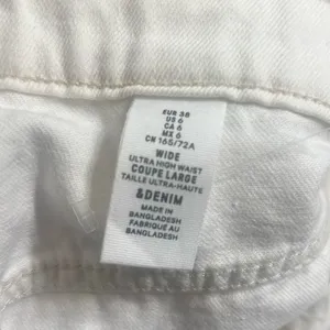 ✨H&M White Wide Ultra High Sz 6 White Jeans✨ thumbnail 8