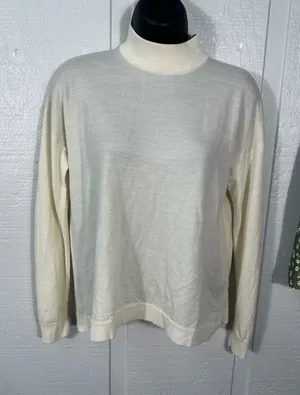Uniqlo Crew Neck Wool Off White Sweater Size Medium EUC thumbnail 1