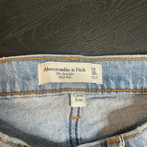 Abercrombie & Fitch Curve Love The Straight Mid Rise Jeans‎ Light Wash 24 00R thumbnail 2