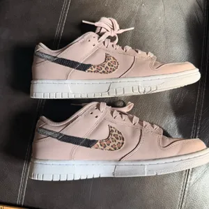 Nike Dunk SE Low Primal Pink Sneakers Animal Print Metallic Swoosh DD7099-200 thumbnail 3