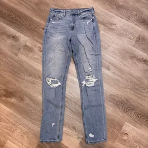 American Eagle Mom Jeans 4 EXTRA LONG Distressed Denim Light Wash High Riss thumbnail 2