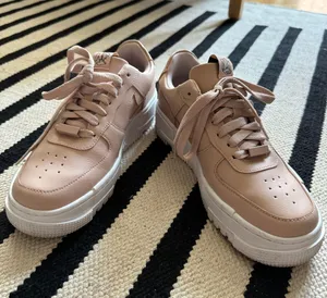 Nike Air Force 1 thumbnail 1