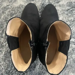 NINE WEST Qualner Black Faux Suede Ankle Boots Block Heel Side Zip Size 9.5 M thumbnail 10