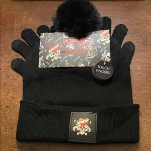 🆕 Ed Hardy Unisex Y2K Cuff Beanie Black Cap Hat & Gloves Brand New Set thumbnail 1
