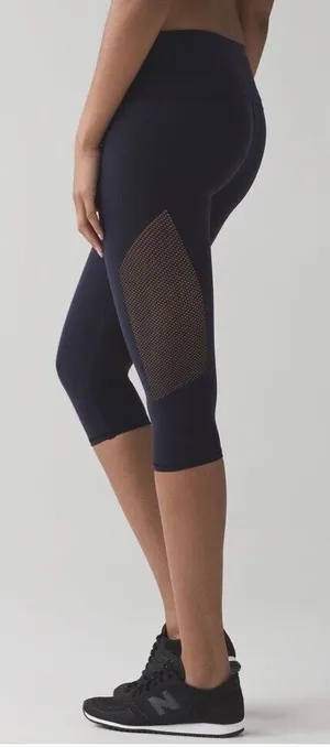 Lululemon Reveal Crop 15"‎ in Midnight Navy Blue size 8 No Flaws thumbnail 1