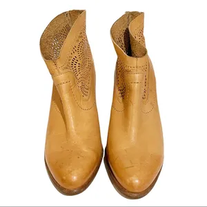 Ugg Size 9 Tan‎ Thames Distressed Perforated Stacked Heel Leather Ankle Bootie thumbnail 2