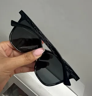 Stylish black sunglasses with gold accents. thumbnail 4