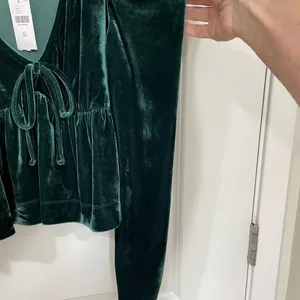 NWT Anthropologie Dark Green Maeve Velvet Babydoll top size XS. thumbnail 9