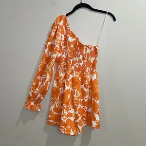 Sugarlips‎ Tangelo Floral Kellen Smocked One Shoulder Romper Size XS thumbnail 4