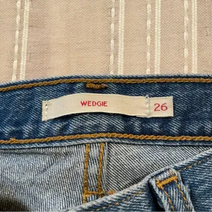 Levi's Wedgie Fit High Rise Distressed Ankle Jeans in Higher Love Medium Wash 26 thumbnail 6
