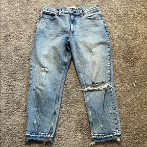 Abercrombie & Fitch Light‎ Wash Distressed Mom High Rise Jeans Size 31/12 thumbnail 3