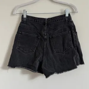 Reformation Isabelle Pleated Short Size 25 Black Denim High Waisted Jean thumbnail 5