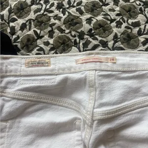 White Levis thumbnail 3