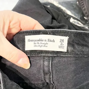 Abercrombie & Fitch The 90s Ultra High Rise Straight Jeans Black 26 / 2 thumbnail 2