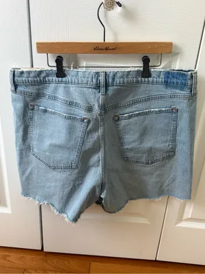 Abercrombie & Fitch Crossover Waist The Dad High Rise Short in Light Wash thumbnail 3