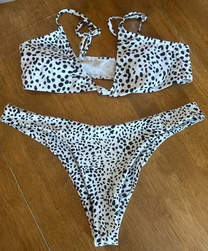 Bikini size medium black & white thumbnail 1
