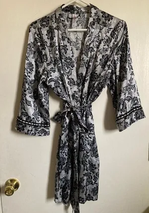 🌸Gillian & O’Malley White Black Floral Satin Belted Kimono Short Bath Robe thumbnail 1