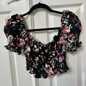 H & M black floral puff sleeve short sleeved top thumbnail 3