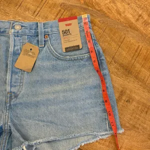 Levi's 501 Original Denim Shorts Womens 29 High Rise Raw Hem 2" Light Wash‎ NWT thumbnail 13