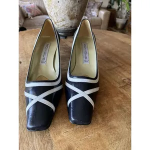 Vintage Monique Women’s Black/White Genuine Leather Hills Pumps Size 7M thumbnail 2