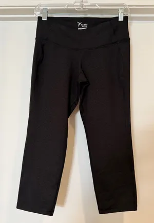 Old Navy Black Cropped Active Leggings thumbnail 1