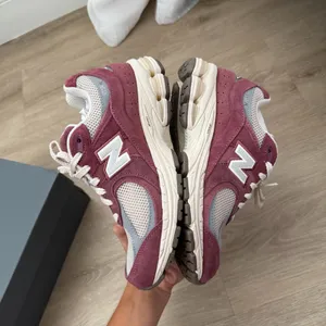 New Balance Women's 2002R Sneaker In Burgundy Size 6.5 thumbnail 3