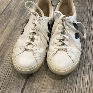 Veja women’s White and Black Sneakers thumbnail 4