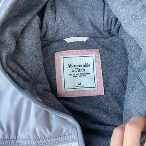 Abercrombie and Fitch cozy comfy fleece lined White and gray winter puffer jacket sz m thumbnail 3