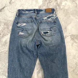 American Eagle Mom Jean‎ Size 00 Blue Stretch Mid-Rise Distressed Blown Knees thumbnail 4
