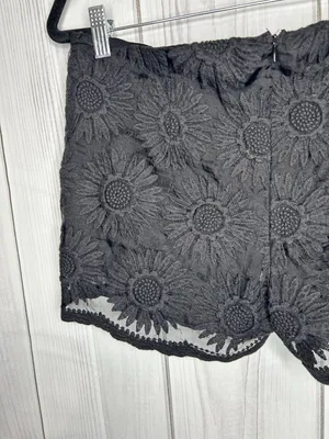 Umgee Floral Lace High Rise Scalloped Hem Shorts Black Sz M (32 x 3) thumbnail 5