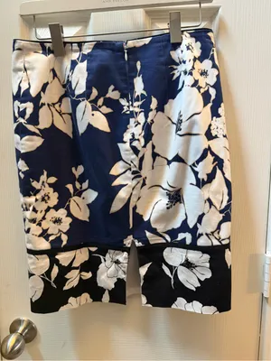 Sz 4- White House Black Market Navy & White Floral Pencil Skirt thumbnail 3