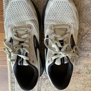 Brooks Light Gray Running Shoes Women Size 9 Athletic Adrenaline GTS Footwear thumbnail 2
