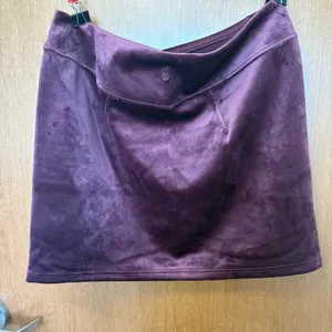 Lululemon Scuba HR Mini Skirt Velvet. NWT sz XL Color Garnet. thumbnail 2