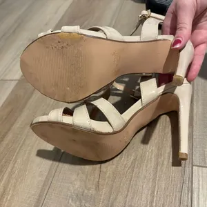 Daisy Fuentes Collin patent faux leather Strappy Stiletto Heel Shoe Beige‎ 6.5 thumbnail 7
