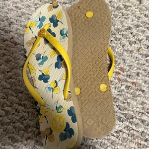 Tory Burch Floral Flip Flops Yellow Floral Slim Strap- Size 8 thumbnail 4