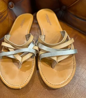 EUC AMERICAN EGLE Womens Gold Champagne Tan Flip Flops Sandals Size 9 thumbnail 1