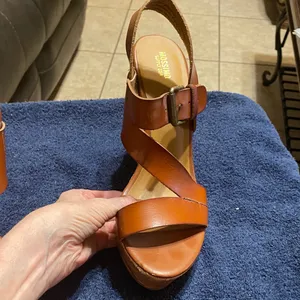 Mossimo Supply Co. Tan Leather Sandals Minor scratches refer to picture thumbnail 2