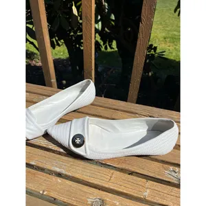 Tory Burch pointed-toe Stiched Gold Tone Logo flats white leather size 8 thumbnail 4