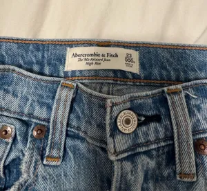 Abercrombie 90’s relaxed High-Rise Jeans thumbnail 3