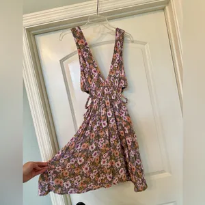 Forever21 - Floral Print Cutout Mini Dress - Brand new, never worn! thumbnail 5