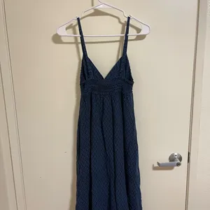 Forever 21 Sundress Women's Small Navy Blue Polka Dot Adjustable Spaghetti Strap thumbnail 2