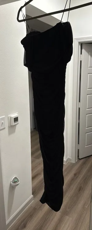 Bodycon Windsor Midi Black Dress thumbnail 1