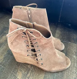 Lucky Brand Jaevin Tan Suede Peep Toe Wedge Booties Lace Up Side Zip Mens 9M‎ 39 thumbnail 1