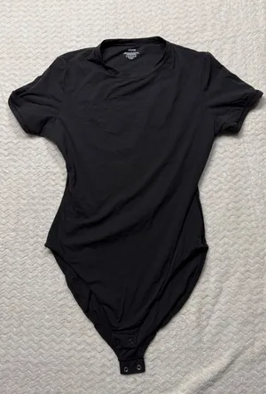 SKIMS Essential Short Sleeve Crew Neck Bodysuit Onyx Black Size L RN 158973 thumbnail 1