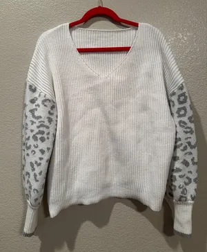 Shein White V-Neck sweater w cheetah print sleeves sz XL thumbnail 1